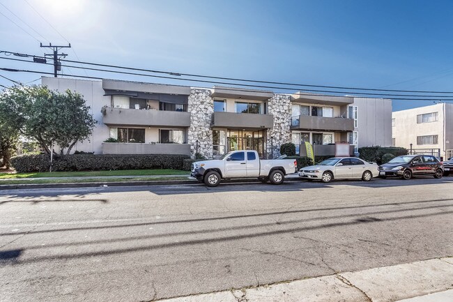 Building Photo - 3858-3858 W 226th St