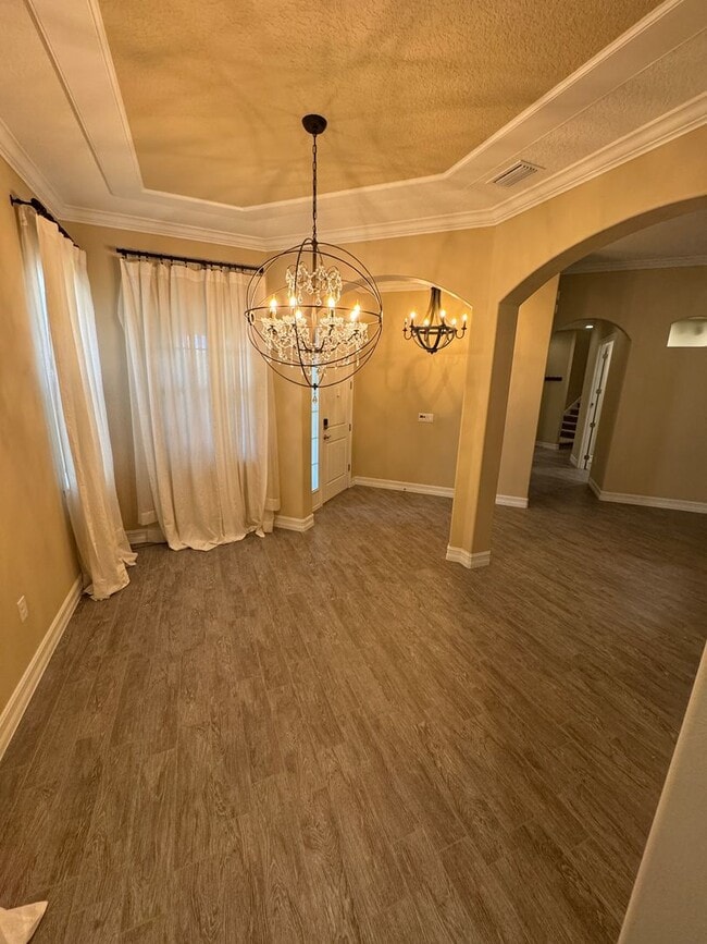 Building Photo - Two Story 5 bedroom, 4.5 bath