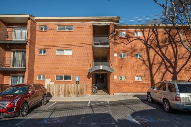 Building Photo - 250 Little St