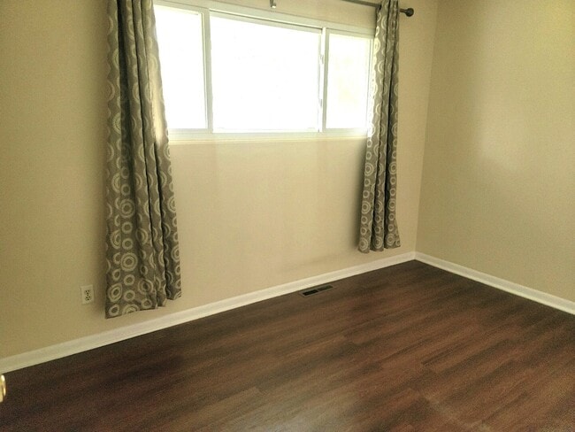 Building Photo - 70 Pine Ct