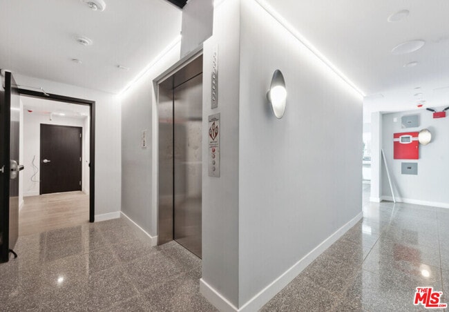 Building Photo - 1130 N Orange Dr