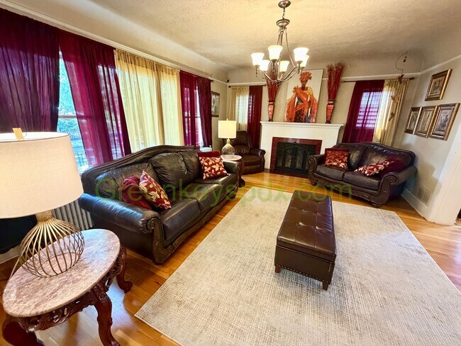 Building Photo - Awesome 4-Bed/2-Bath Craftsman Bungalow House Near Alberta District