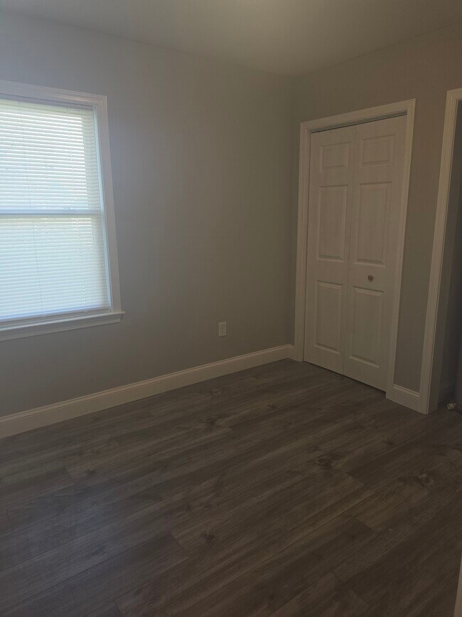 Building Photo - 745 River Rd