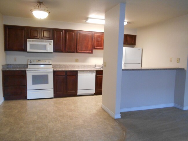 Building Photo - Two Bedroom Condo in Gated Community with ...