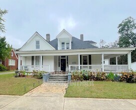 Building Photo - 302 Cedar St