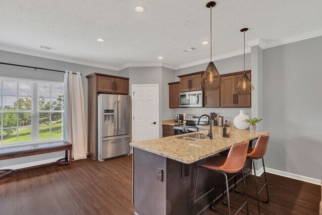 Building Photo - Great End-Unit Townhome with upgrades galore!