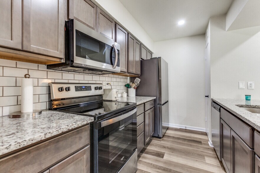 Building Photo - 4120 Towngate Blvd