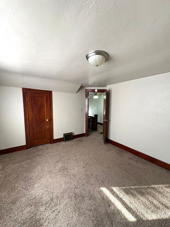 Building Photo - House- NW