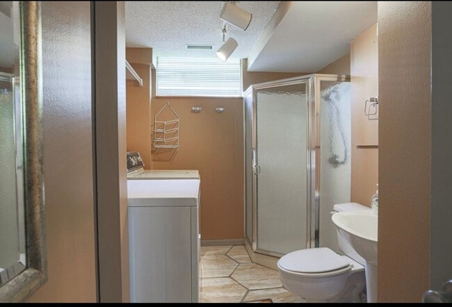Building Photo - Beautiful 4 Bedroom Home Near Blackstone!