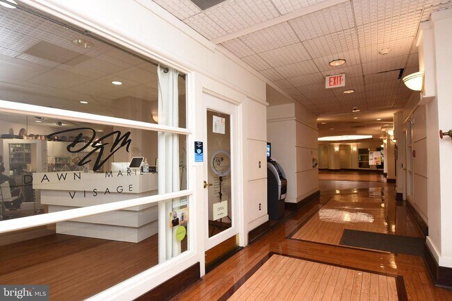 Building Photo - 307 Yoakum Pkwy