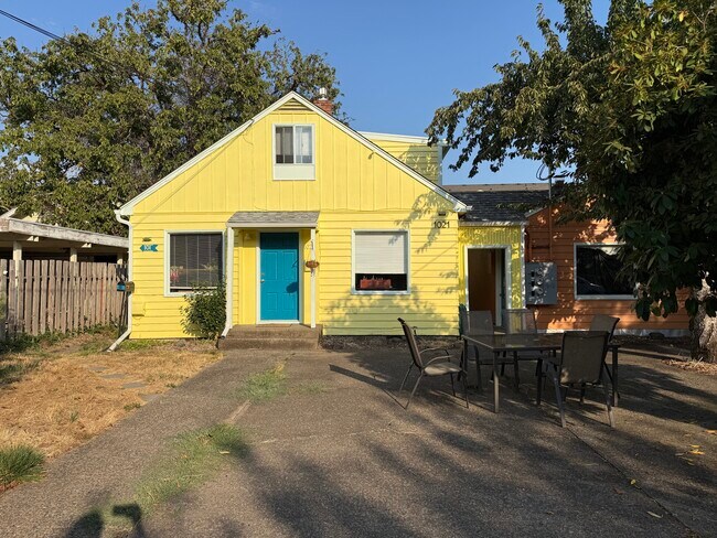 Building Photo - 1021 SW 10th St