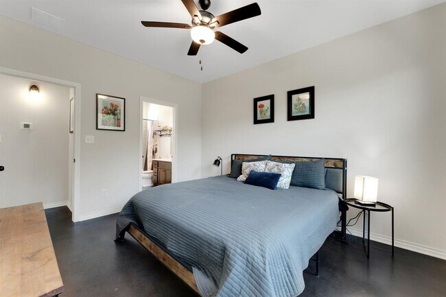 Building Photo - 1089 Hidden Hills Dr