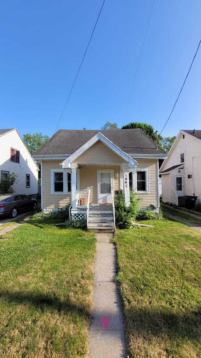 Primary Photo - 1807 Olds Ave