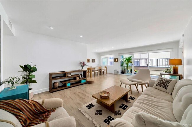 Building Photo - 7259 Hillside Ave