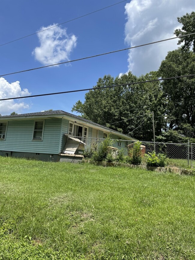 Building Photo - 146 Henderson St