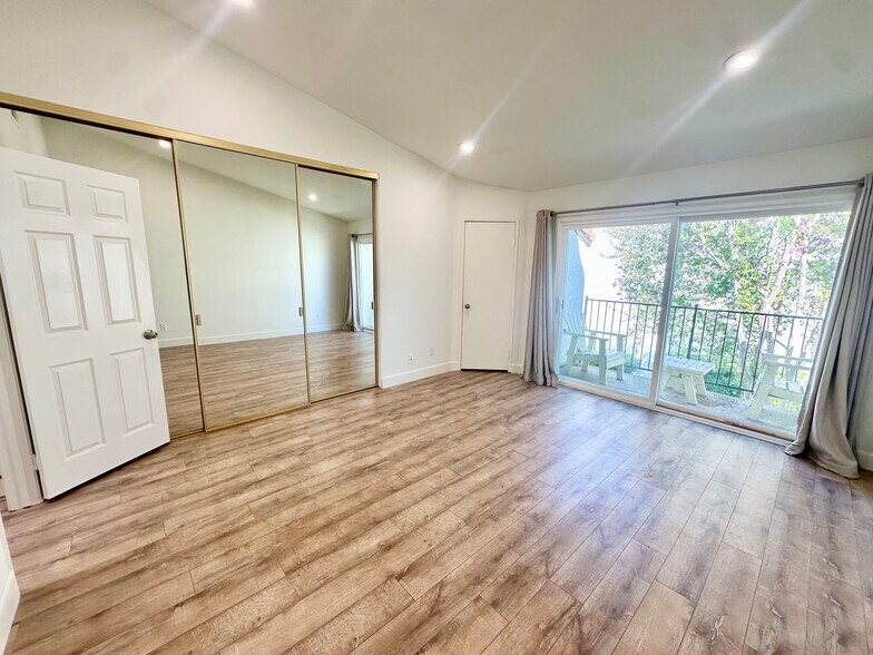 Building Photo - 5538 Las Virgenes Rd