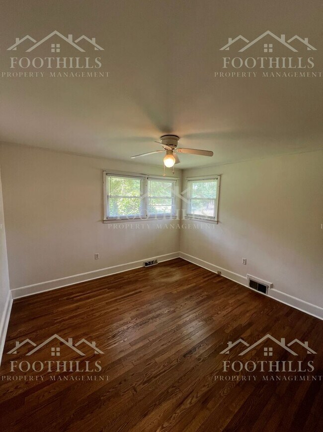 Building Photo - 3 Bedroom Home with Fenced Yard & Carport ...