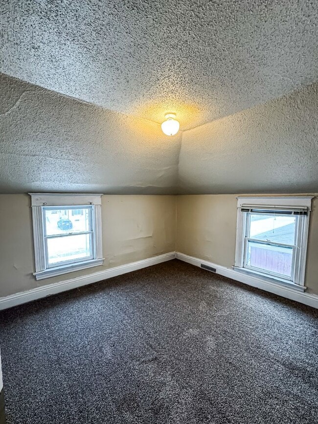 Building Photo - 5 Bed 2 Bath Single Family Home!