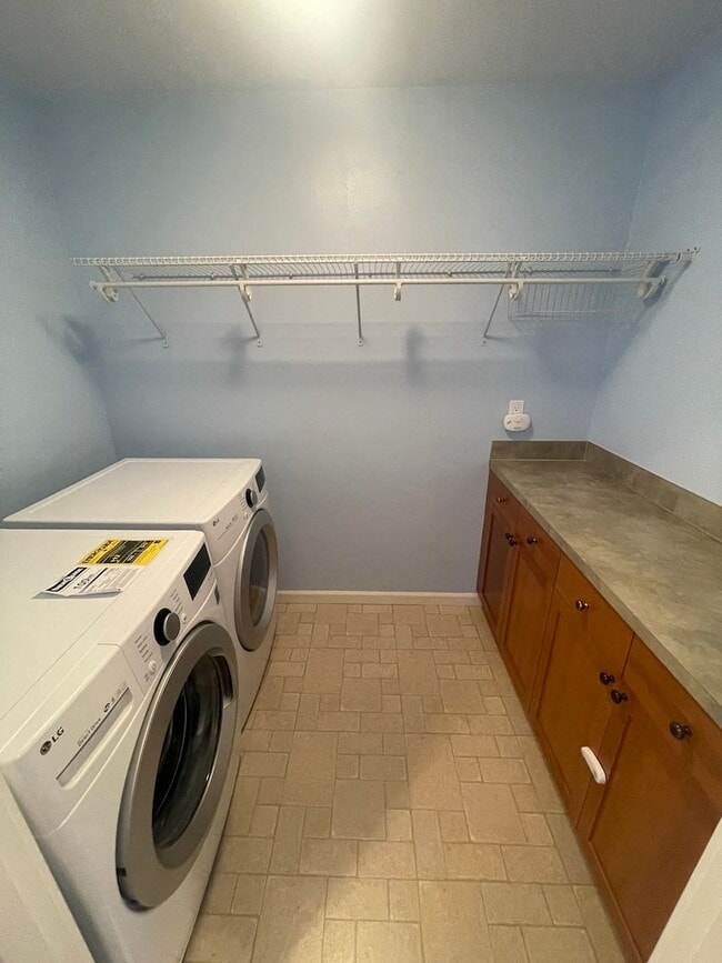 Building Photo - Spacious 3BD/2.5BTH Available for Lease in...