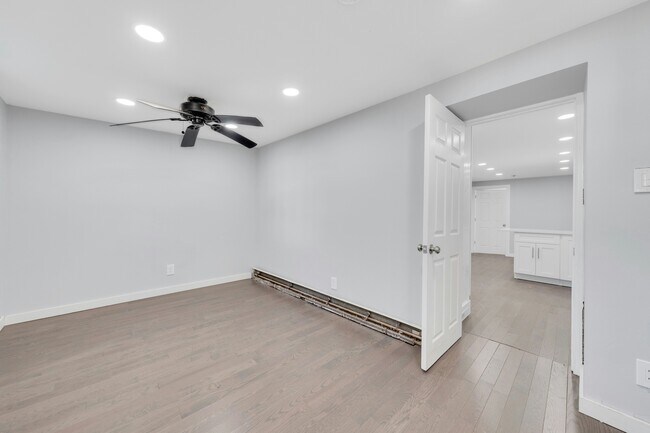 Building Photo - 826 Grand St
