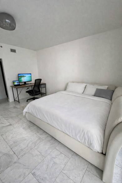 Building Photo - 1060 Brickell Ave