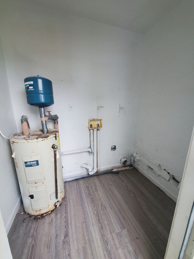 Building Photo - Charming 2BR/1BA Apartment – Well-Maintain...