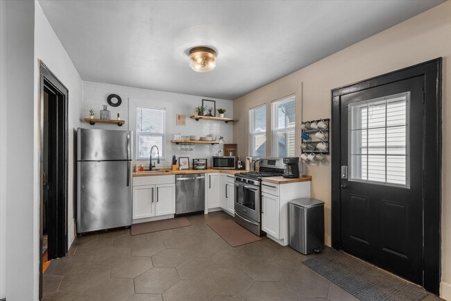 Building Photo - 340 E Clarence St