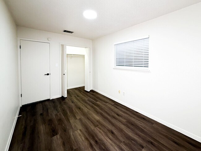 Building Photo - Stoneridge Apartments