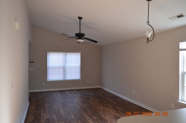 Building Photo - 869 Silvercrest Dr