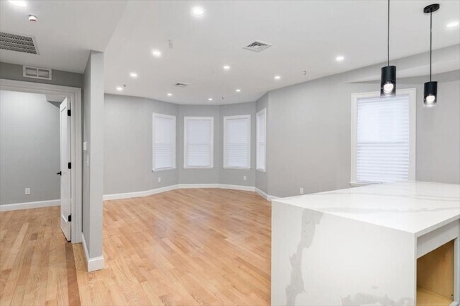 Building Photo - 755 Boylston St