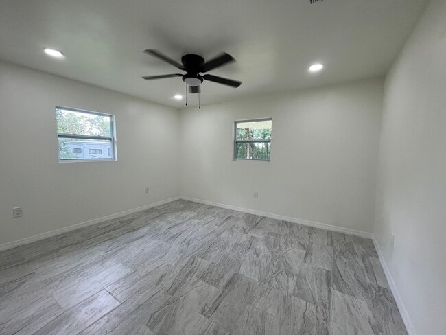 Building Photo - Newly Renovated 2 Bedroom Apartment in Lak...