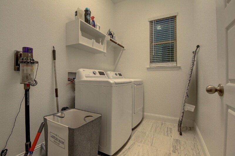 Building Photo - 1913 Cathedral Dr