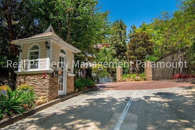Building Photo - Spacious Condo with Relaxing Pool Views
