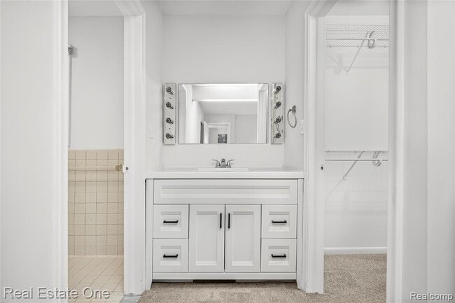 Building Photo - 2360 Pine View Dr