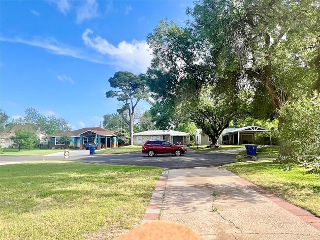 Building Photo - 1010 15th Ave N