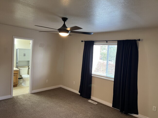 Building Photo - 262 1660 W