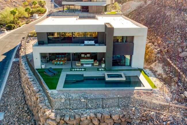 Building Photo - 609 Sleeping Dragon Dr