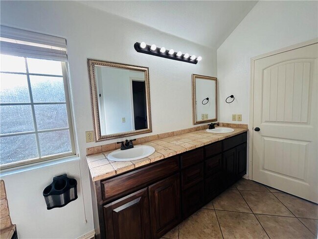 Building Photo - 471 Verona Way