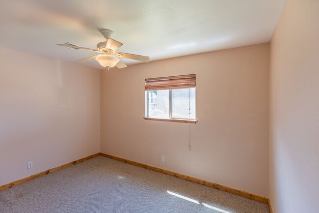 Building Photo - Beautiful 3 bedroom 1 bathroom home