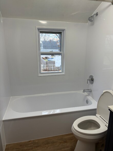 Building Photo - 136 Kenview Ave