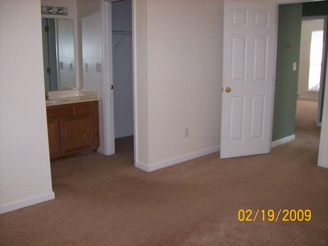 Building Photo - 3 Bedroom, 2.5 Bath Home