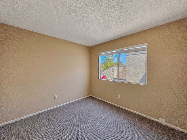 Building Photo - Beautiful 3BD/2.5BA Condo in Tierrasanta w...