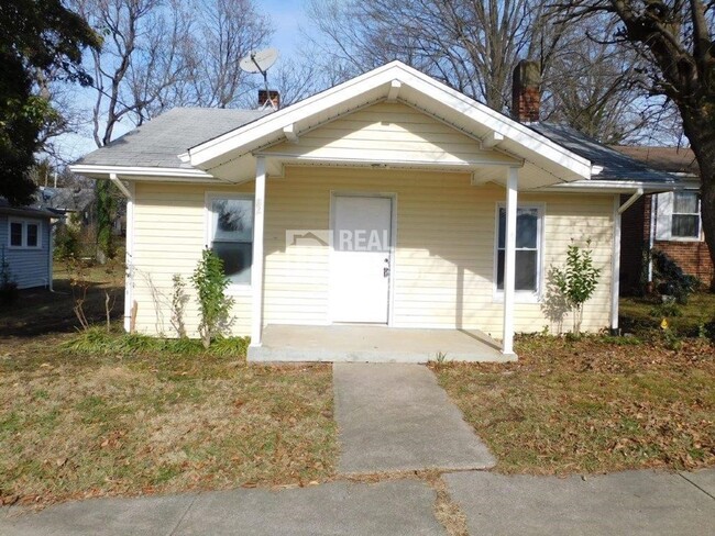 Building Photo - *Move In Special* Cute 2 Bedroom/1 Bath Ho...