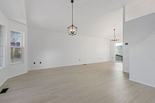 Building Photo - Beautifully Updated 2 Bed, 1.5 Bath House