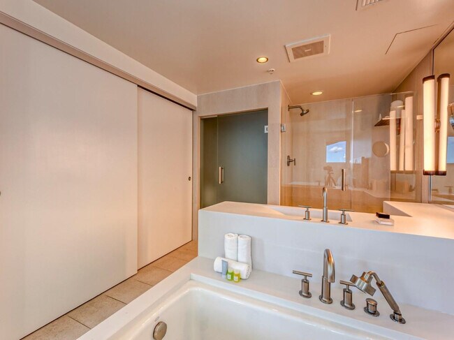 Building Photo - 3101 Bayshore Dr