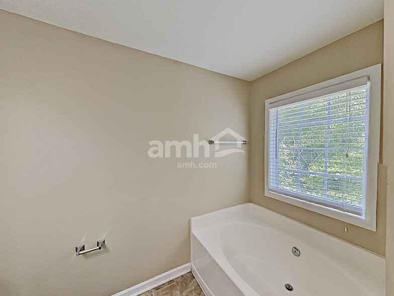 Building Photo - 5759 Newnan Cir
