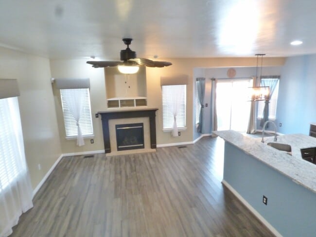 Building Photo - 3 Bd 3.5 Bath Model Like Townhome in Riverton
