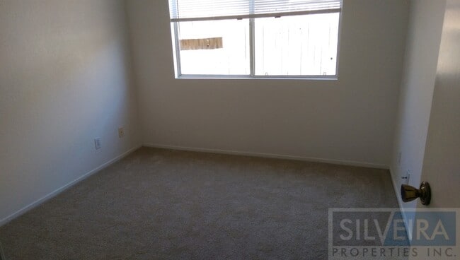 Building Photo - Captivating 3 bed 2 bath home in Santa Maria.