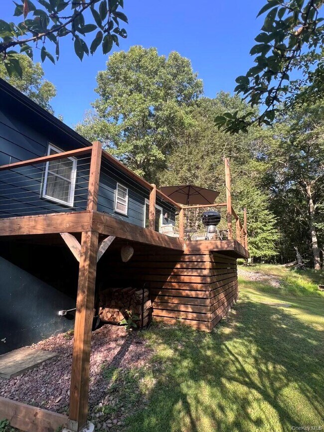 Building Photo - 136 School St