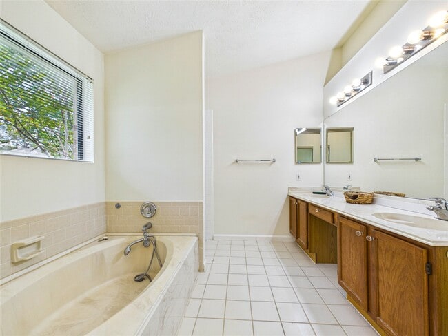 Building Photo - 814 Lochnell Dr